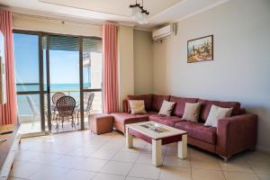 un soggiorno con divano e tavolo di Apartament CDS a Durrës