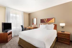 TownePlace Suites Salt Lake City Layton tesisinde bir odada yatak veya yataklar