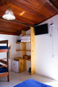 特賴里的住宿－Pousada Paradise Flecheiras，客房设有一张双层床和天花板上的电视