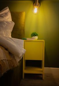 クルジュ・ナポカにあるSmiling Apartmentの黄色のテーブル