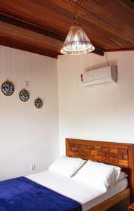 a bedroom with a bed and a ceiling with a light at Pousada Paradise Flecheiras in Trairi