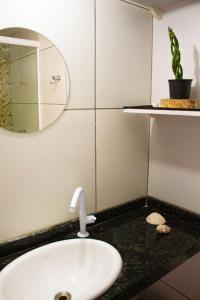 uma casa de banho com um lavatório e um espelho em Pousada Paradise Flecheiras em Trairi