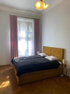 um quarto com uma cama grande e uma janela em Apt * Stella em Breslávia