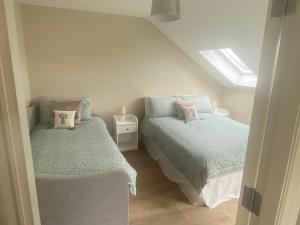 um quarto com 2 camas e uma clarabóia em Ard Alainn Lodge, Adorable Setting, scenic views em Grange