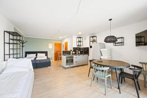 ein Schlafzimmer und ein Wohnzimmer mit einem Bett und einem Tisch in der Unterkunft Sali Homes - FeWo Blühendes Barock Ludwigsburg in Ludwigsburg