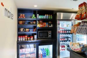基拉戈的住宿－拉哥島萬怡酒店，冰箱里装满了食物和饮料
