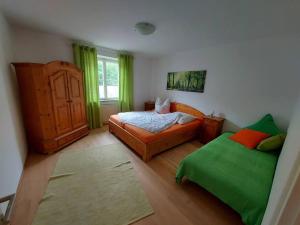 um quarto com uma cama, um sofá e uma janela em Apartment Sonne auf Bio-Hof em Merano