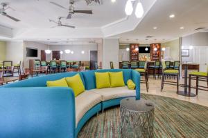Ο χώρος του lounge ή του μπαρ στο Residence Inn by Marriott Wilmington Landfall