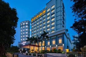 uma representação do hotel ao anoitecer em Courtyard by Marriott Bandung Dago em Bandung