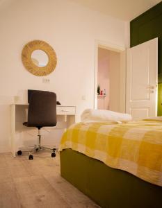 1 dormitorio con cama, escritorio y silla en Smiling Apartment en Cluj-Napoca