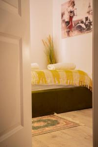 クルジュ・ナポカにあるSmiling Apartmentのベッドルーム1室(黄色い毛布付きのベッド1台付)