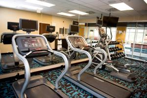 un gimnasio con cintas de correr y máquinas elípticas en Fairfield Inn & Suites by Marriott Moncton en Moncton