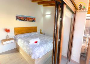una camera da letto con un letto con un fiore rosso di Casa de la GALERA a Toledo