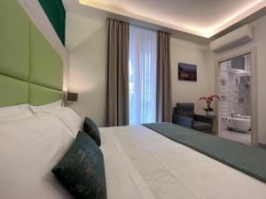 ラ・スペツィアにあるCinqueterre Behindの大きなベッドとバスルームが備わるホテルルームです。