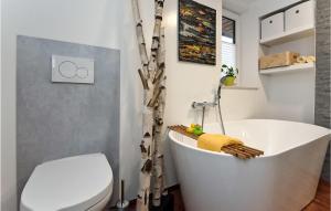łazienka z białą wanną i toaletą w obiekcie Pet Friendly Apartment In Suhl With Kitchen w mieście Suhl