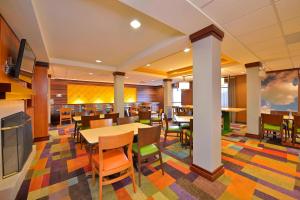 un comedor con mesas y sillas en un edificio en Fairfield Inn and Suites by Marriott Williamsport en Williamsport