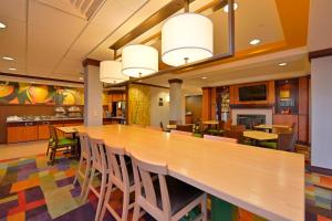 uma grande sala de jantar com uma mesa longa e cadeiras em Fairfield Inn and Suites by Marriott Williamsport em Williamsport