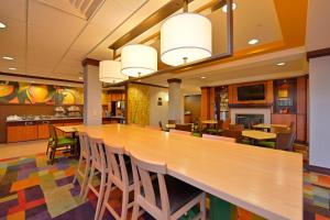 comedor grande con mesa larga y sillas en Fairfield Inn and Suites by Marriott Williamsport en Williamsport