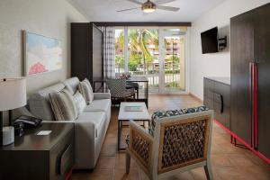 salon z kanapą i stołem w obiekcie Bluegreen at La Cabana Beach Resort & Casino w Palm Beach