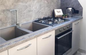 una cucina con piano cottura e lavandino di Nice Apartment In Petrignano Bivio With Kitchen a Casette