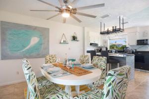 a dining room and kitchen with a table and chairs at Villa Holiday Sunrise II in Cape Coral