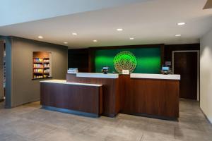 eine Lobby mit einer grünen Wand und einer Rezeption in der Unterkunft Fairfield Inn & Suites by Marriott Destin in Destin