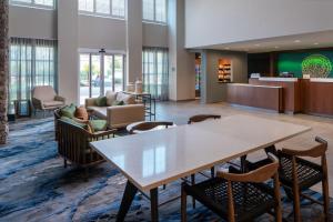 デスティンにあるFairfield Inn & Suites by Marriott Destinのテーブルと椅子付きの広いロビー