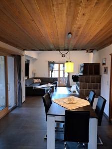 ein Wohnzimmer mit einem Tisch, Stühlen und einem Sofa in der Unterkunft Ferienwohnung Alpenpanorama in Halblech