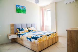 una camera con letto e finestra di Apartament CDS a Durrës