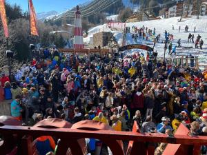 una gran multitud de personas en una pista de esquí en Apartment Schmiderer, en Landeck