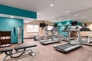 uma sala de fitness com passadeiras e máquinas de cardio em Fairfield Inn & Suites Saginaw em Saginaw