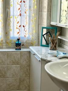 bagno con lavandino e finestra di La Casa di Ele, parcheggio privato gratuito a La Spezia