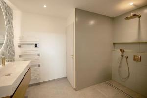 Kúpeľňa v ubytovaní Loft/Jacuzzi L'instant + 13 fotografií