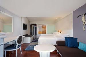 Sheraton Samui Resort客房内的一张或多张床位