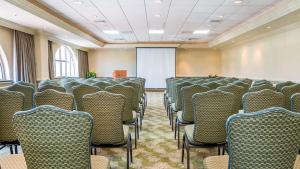 una sala de conferencias con filas de sillas y una pantalla en Bluegreen at La Cabana Beach Resort & Casino en Palm-Eagle Beach