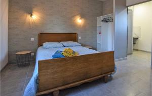 Posteľ alebo postele v izbe v ubytovaní 4 Bedroom Cozy Home In Montsenelle