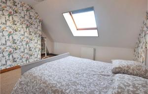 Posteľ alebo postele v izbe v ubytovaní 4 Bedroom Cozy Home In Montsenelle