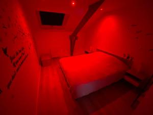 Łóżko lub łóżka w pokoju w obiekcie L’appartement du Fayé avec jacuzzi privé