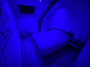 Łóżko lub łóżka w pokoju w obiekcie L’appartement du Fayé avec jacuzzi privé