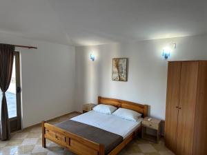 1 dormitorio con 1 cama en una habitación con ventana en Apartments Near The Coast - Milla, en Ulcinj
