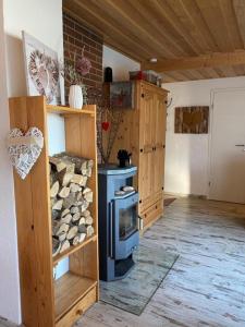 eine Küche mit einem Holzofen im Zimmer in der Unterkunft Ferienhaus für 2 Personen ca 40 m in Vichtenstein, Oberösterreich Donau Oberösterreich in Vichtenstein