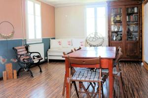 - un salon avec une table, des chaises et un canapé dans l'établissement Barlis - stilvolle Ferien in typischem Dorfhaus, à Alpnach