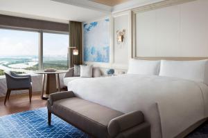 Postel nebo postele na pokoji v ubytování The Ritz-Carlton, Harbin
