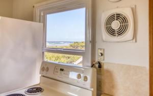 uma cozinha com fogão forno superior ao lado de uma janela em Rockaway Twin View - Meredith Lodging em Rockaway Beach mais 47 fotografias