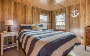 um quarto com uma cama e uma parede de madeira em Rockaway Twin View - Meredith Lodging em Rockaway Beach
