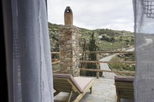A balcony or terrace at by karakas Λίθινο