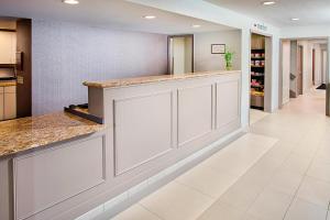 a large lobby with a counter in a store at Residence Inn Seattle South/Tukwila in Tukwila