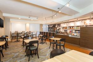 a restaurant with tables and chairs and a counter at Courtyard by Marriott Pittsburgh Downtown in Pittsburgh