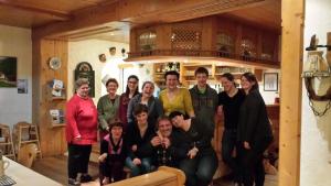 een groep mensen die poseren voor een foto in een kamer bij Gasthof Altes Farmhaus und Apartment in Lienen