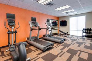 un gimnasio con equipo cardiovascular en una habitación en Courtyard Philadelphia Great Valley/Malvern, en Malvern